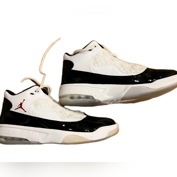 Air Jordan Max Aura 2 White / Black Men's Sneakers Size 9.5 (EUC) - Picture 4 of 9